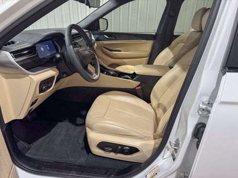 Used 2023 Jeep Grand Cherokee L Limited w/ Luxury Tech Group II AWD/4WD image 11