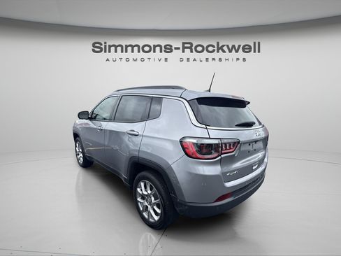 Used 2023 Jeep Compass Latitude AWD/4WD image 2