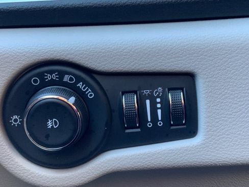 Used 2024 Chrysler Pacifica Touring-L image 17