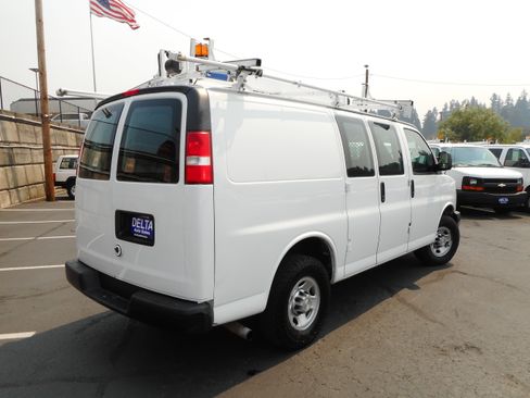 Used 2016 Chevrolet Express 2500 RWD image 9