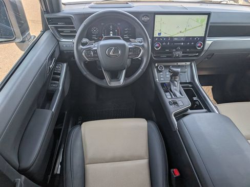 Used 2024 Lexus GX 550 AWD/4WD image 3