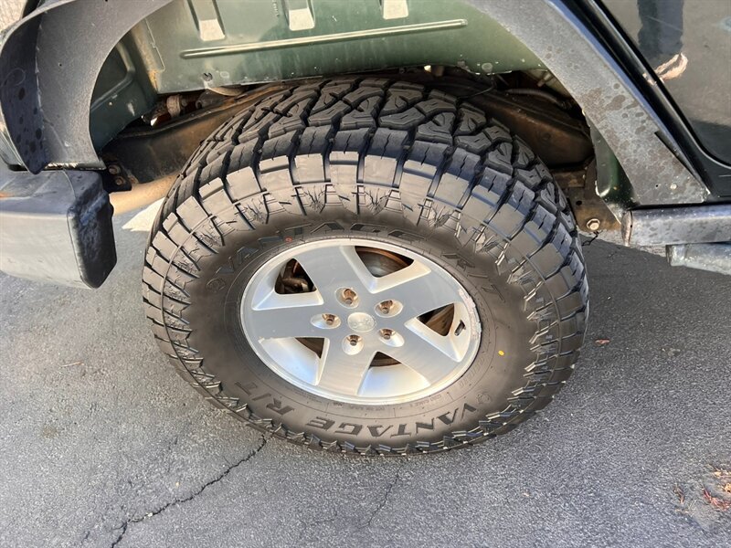 Used 2012 Jeep Wrangler Unlimited Rubicon w/ Connectivity Group AWD/4WD image 11