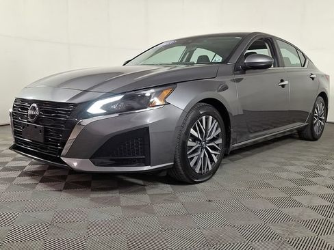 Used 2023 Nissan Altima 2.5 SV w/ SV Premium Package FWD image 6