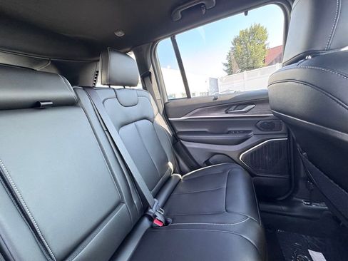 Used 2025 Jeep Grand Cherokee Limited w/ Luxury Tech Group II image 22