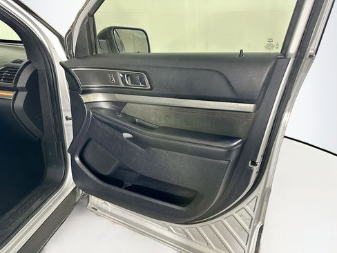 Used 2019 Ford Explorer XLT w/ Equipment Group 202A FWD image 34