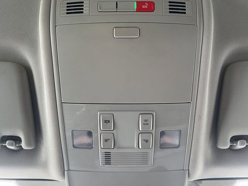 Used 2024 Volkswagen Taos SE image 23