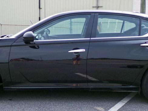 Used 2025 Nissan Altima 2.5 SV FWD image 2