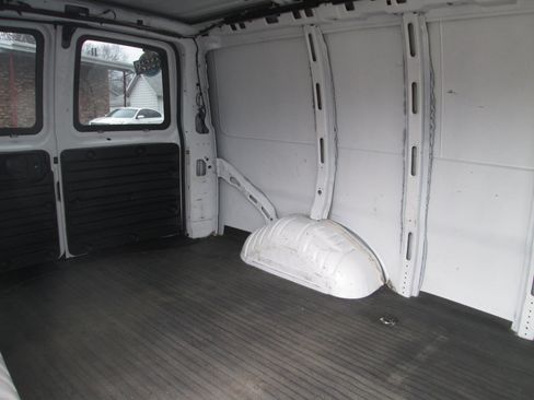 Used 2017 Chevrolet Express 2500 image 18