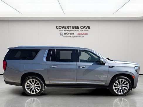 Used 2022 GMC Yukon XL Denali w/ Denali Premium Package image 11