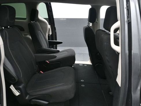 Used 2023 Chrysler Voyager LX image 14