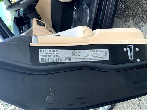 Used 2023 Jeep Grand Cherokee Limited image 31