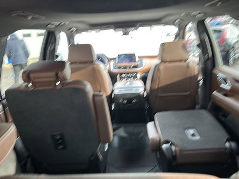 Used 2022 Chevrolet Suburban High Country image 10