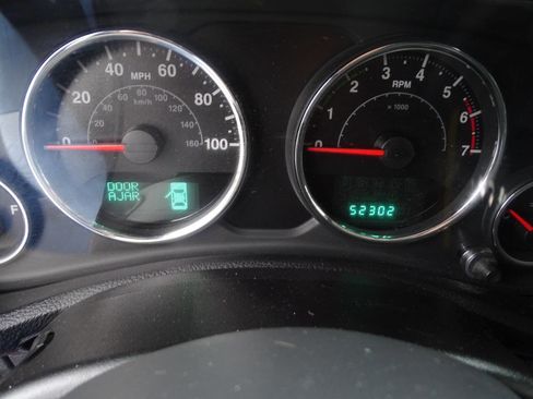 Used 2011 Jeep Wrangler Unlimited Sahara w/ Connectivity Group AWD/4WD image 19