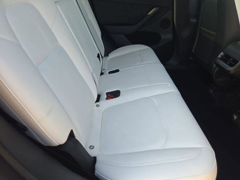 Used 2022 Tesla Model Y Long Range image 18