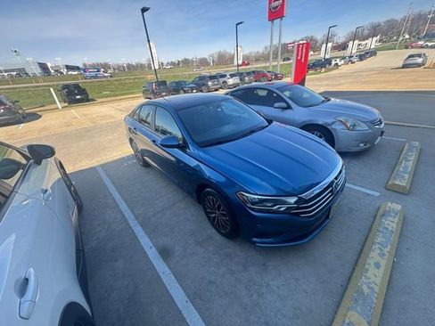 Used 2021 Volkswagen Jetta SE w/ SE Cold Weather Package image 4