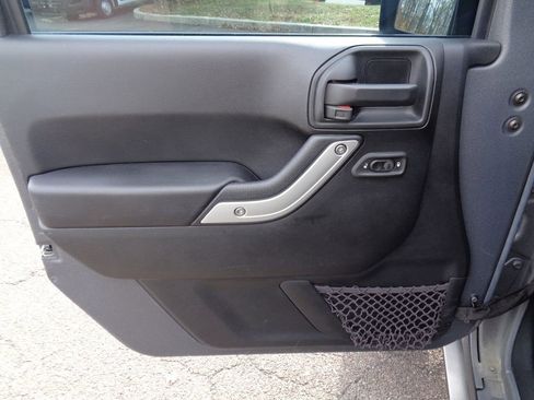 Certified 2017 Jeep Wrangler Unlimited Rubicon w/ Connectivity Group image 6