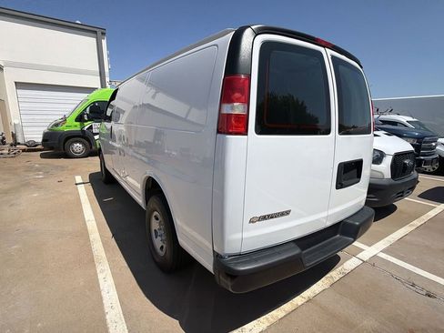 Used 2021 Chevrolet Express 3500 w/ Driver Convenience Package RWD image 4