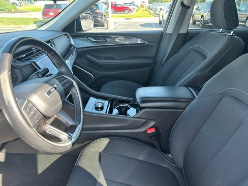 Used 2022 Jeep Grand Cherokee Laredo w/ Luxury Tech Group I AWD/4WD image 9