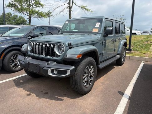 Used 2026 Jeep Wrangler Unlimited Sahara AWD/4WD image 3