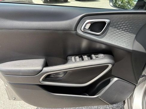 Used 2025 Kia Soul LX w/ LX Technology Package FWD image 7