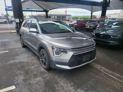 Used 2025 Kia Niro LX FWD image 2