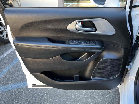 Used 2021 Chrysler Pacifica Touring w/ S Appearance Package image 67