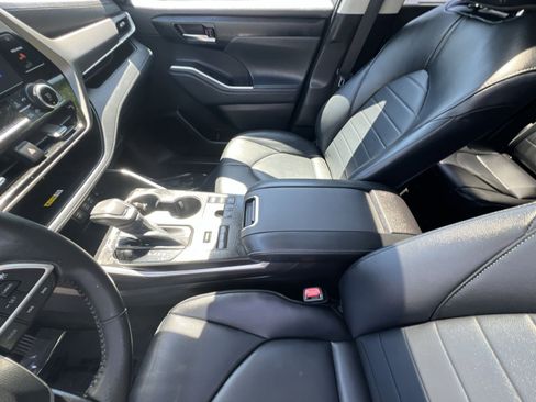 Used 2023 Toyota Highlander XLE AWD/4WD image 22