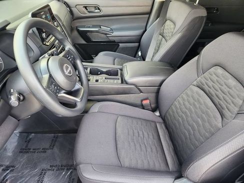 Used 2025 Nissan Pathfinder S FWD image 4
