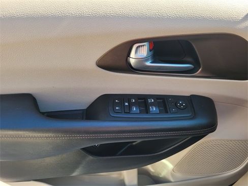 Certified 2018 Chrysler Pacifica Touring-L image 24
