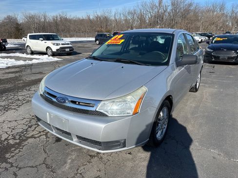 Used 2009 Ford Focus SE image 2