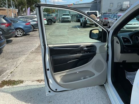 Used 2019 Dodge Grand Caravan SXT image 10