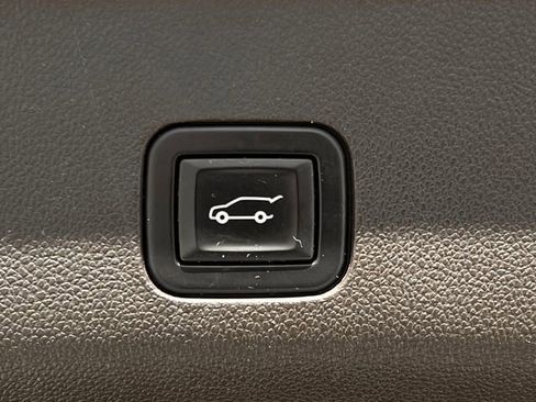 Used 2021 GMC Yukon Denali w/ Denali Premium Package image 33