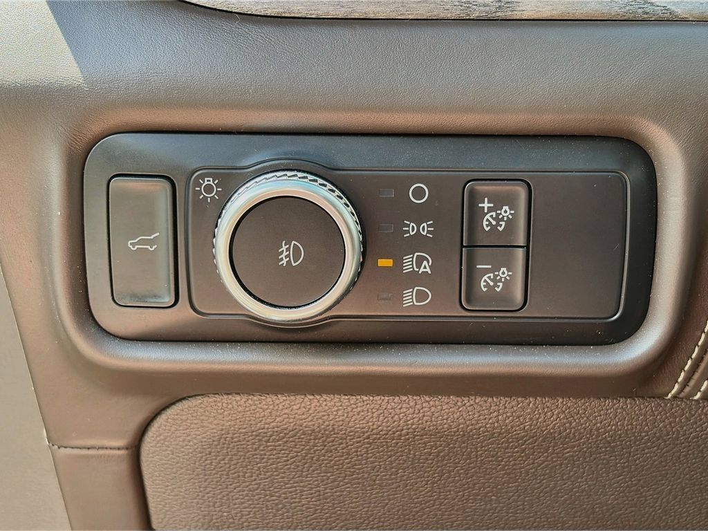 Used 2020 Ford Explorer Platinum w/ Premium Technology Package AWD/4WD image 10