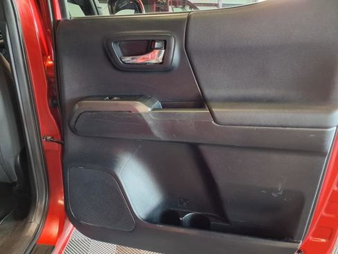 Used 2016 Toyota Tacoma TRD Sport image 11