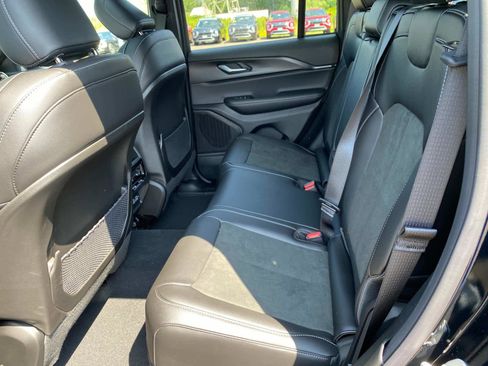 New 2025 Jeep Grand Cherokee Altitude image 6