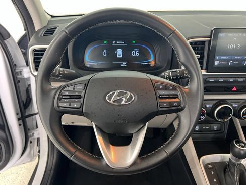 Used 2025 Hyundai Venue SEL FWD image 11