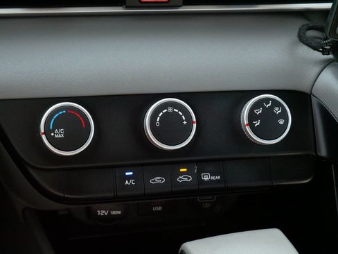 Used 2022 Hyundai Elantra SE FWD image 23