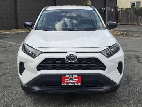 Used 2019 Toyota RAV4 LE AWD/4WD image 2