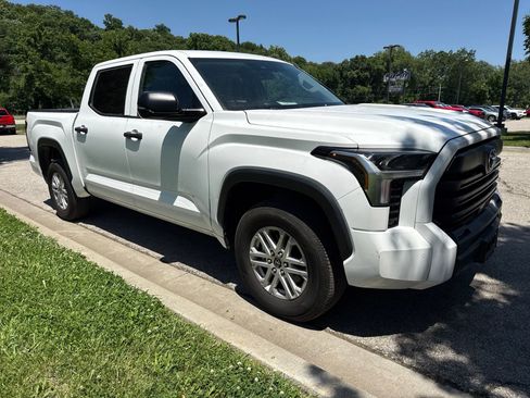 Used 2022 Toyota Tundra SR5 w/ SR5 Convenience Package AWD/4WD image 3