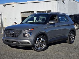 Used 2024 Hyundai Venue SEL video 2