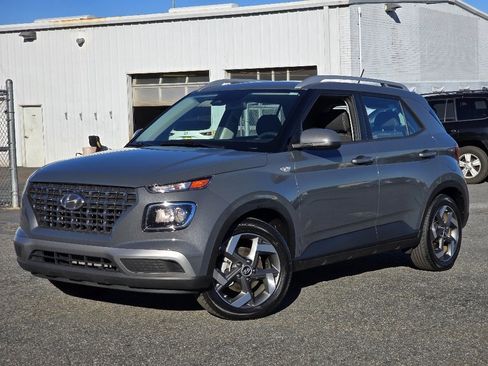 Used 2024 Hyundai Venue SEL image 2