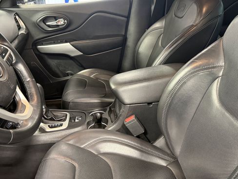 Used 2018 Jeep Cherokee Overland AWD/4WD image 23