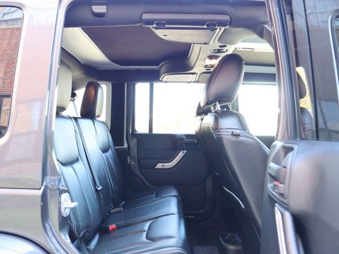 Used 2017 Jeep Wrangler Unlimited Sahara w/ Dual Top Group AWD/4WD image 17