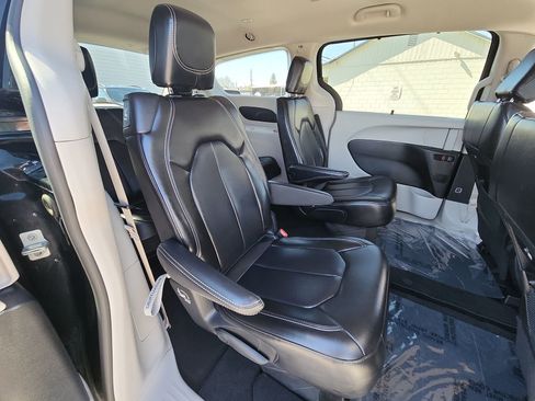 Certified 2023 Chrysler Pacifica Touring-L image 27