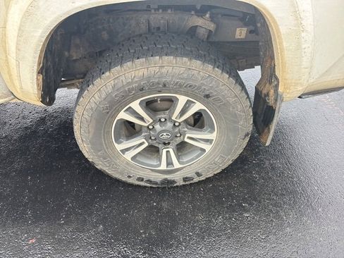 Used 2019 Toyota Tacoma TRD Sport image 8