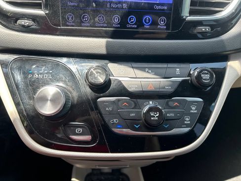 Used 2017 Chrysler Pacifica Touring-L Plus FWD image 13