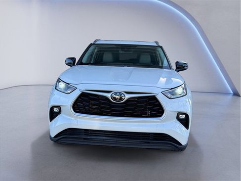 Used 2021 Toyota Highlander XLE FWD image 2