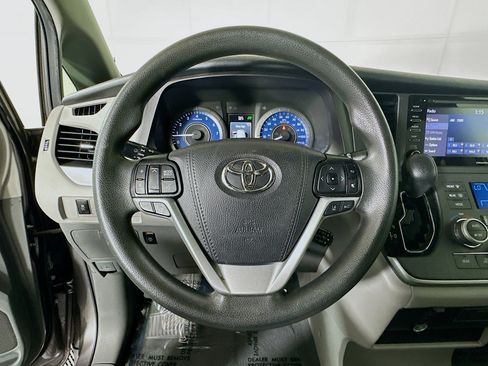 Used 2020 Toyota Sienna LE w/ LE Preferred Package FWD image 15