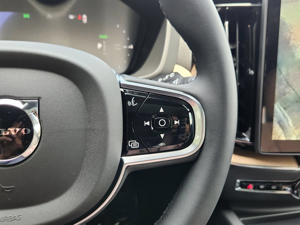 New 2026 Volvo XC60 T8 Plus w/ Climate Package PRO AWD/4WD image 18