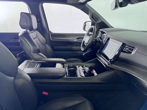 Used 2023 Jeep Wagoneer L Series II image 15